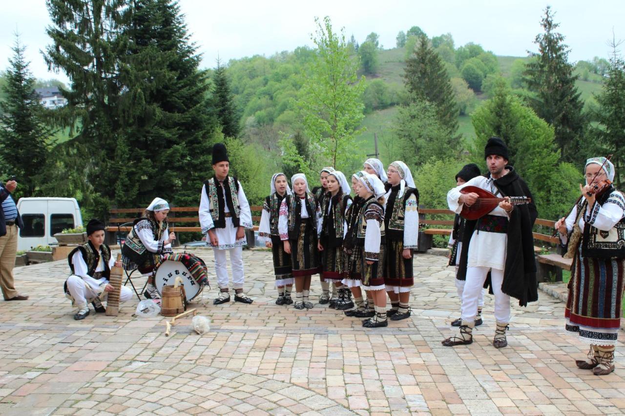 Pensiunea Casa Bunicilor Менестіря-Хуморулуй Екстер'єр фото