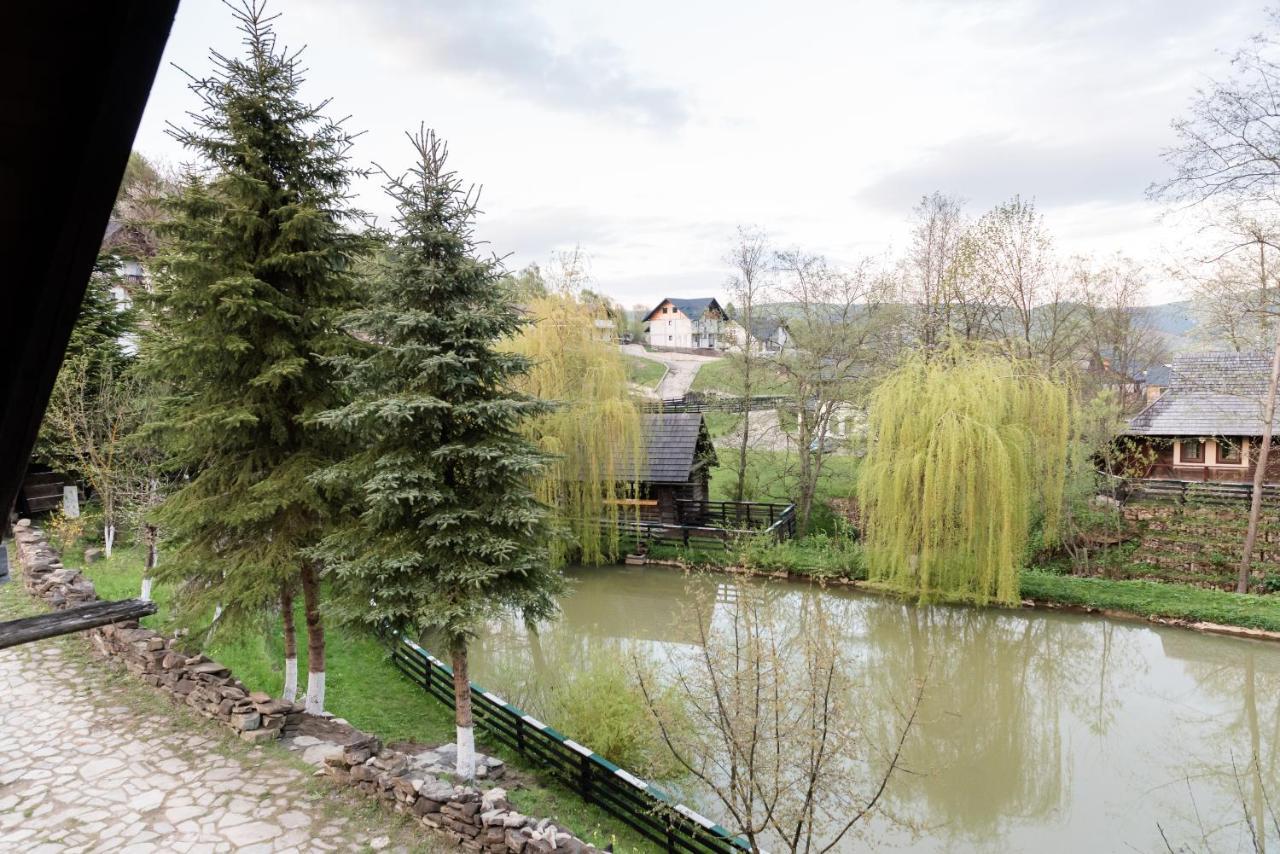 Pensiunea Casa Bunicilor Менестіря-Хуморулуй Екстер'єр фото